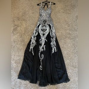 NWT dress. Never worn. Black and silver. Size 8.